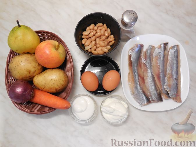 Фото приготовления рецепта: Салат с сельдью, овощами и фруктами - шаг №1