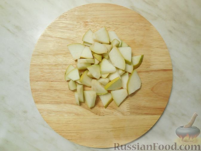 Фото приготовления рецепта: Салат с сельдью, овощами и фруктами - шаг №6