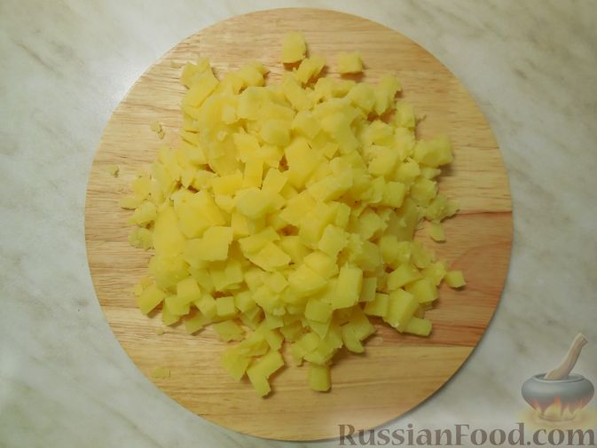 Фото приготовления рецепта: Салат с сельдью, овощами и фруктами - шаг №10