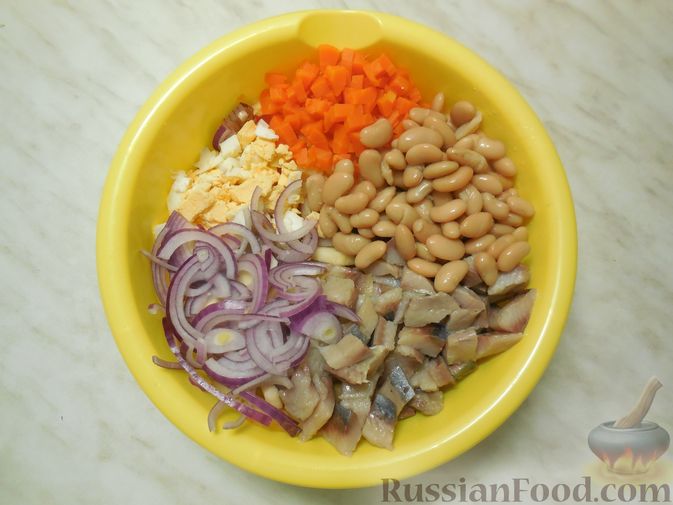 Фото приготовления рецепта: Салат с сельдью, овощами и фруктами - шаг №13