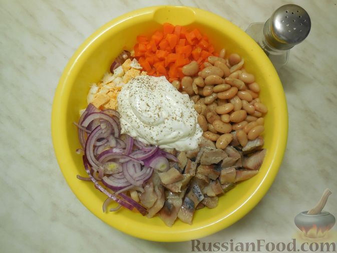 Фото приготовления рецепта: Салат с сельдью, овощами и фруктами - шаг №14
