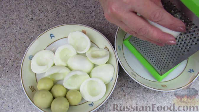 Фото приготовления рецепта: Слоёный салат с форелью и апельсином - шаг №1