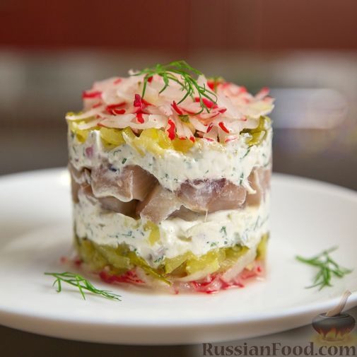 Фото к рецепту: Слоёный салат с сельдью и сметаной