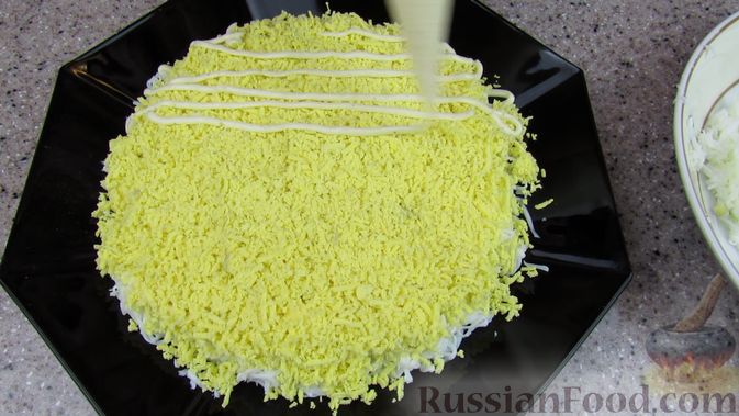 Фото приготовления рецепта: Слоёный салат с форелью и апельсином - шаг №7