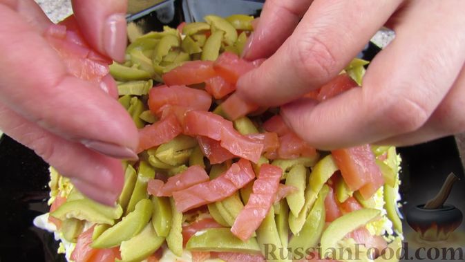 Фото приготовления рецепта: Слоёный салат с форелью и апельсином - шаг №10