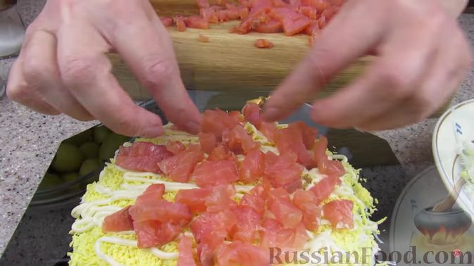 Фото приготовления рецепта: Слоёный салат с форелью и апельсином - шаг №8