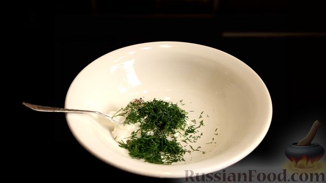 Фото приготовления рецепта: Слоёный салат с сельдью и сметаной - шаг №4