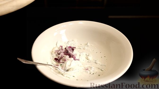 Фото приготовления рецепта: Слоёный салат с сельдью и сметаной - шаг №5