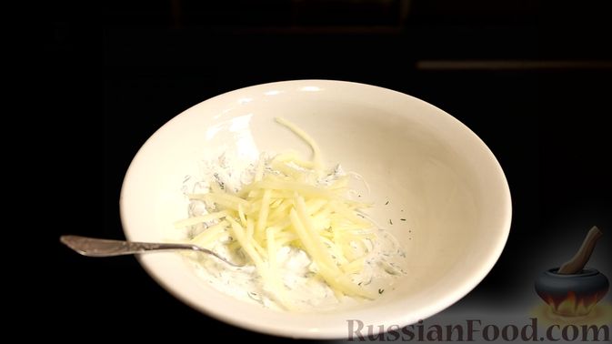 Фото приготовления рецепта: Слоёный салат с сельдью и сметаной - шаг №6