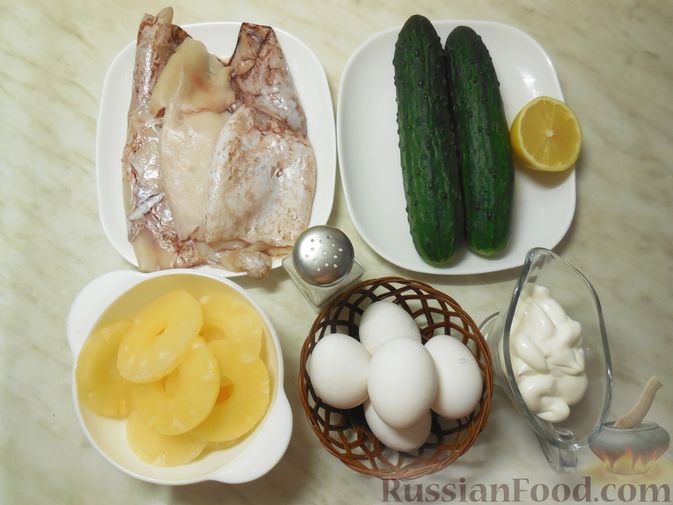 Фото приготовления рецепта: Салат с кальмарами, ананасами и огурцами - шаг №1