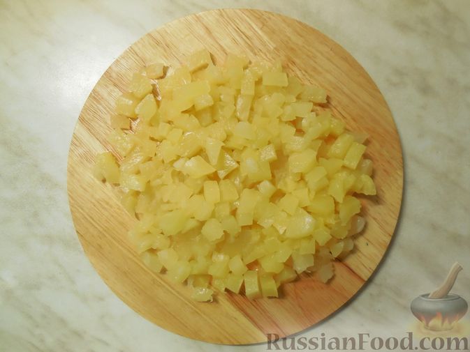 Фото приготовления рецепта: Салат с кальмарами, ананасами и огурцами - шаг №6