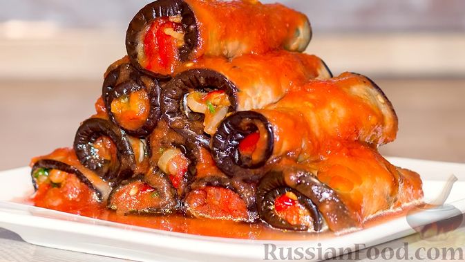 Фото к рецепту: Рулетики из баклажанов, маринованные в томатном соусе