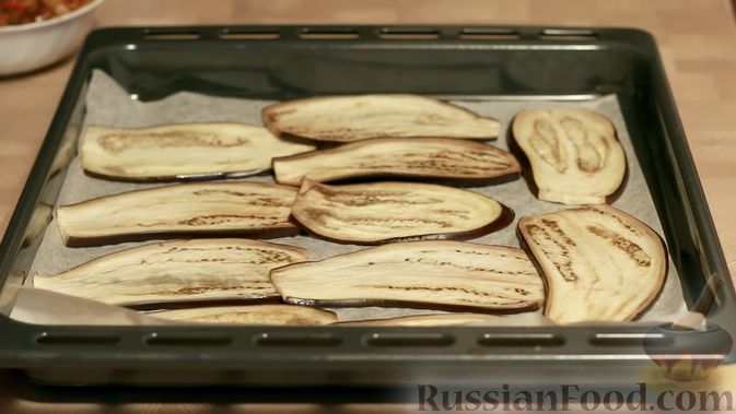 Фото приготовления рецепта: Рулетики из баклажанов, маринованные в томатном соусе - шаг №11