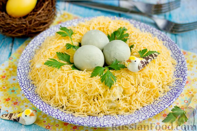 Фото к рецепту: Салат "Птичье гнездо" с говядиной и солёными огурцами