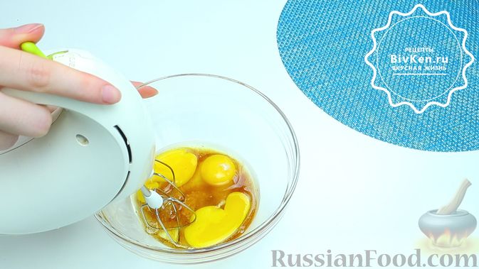 Фото приготовления рецепта: Апельсиновый кекс с клюквой и белковой глазурью - шаг №19
