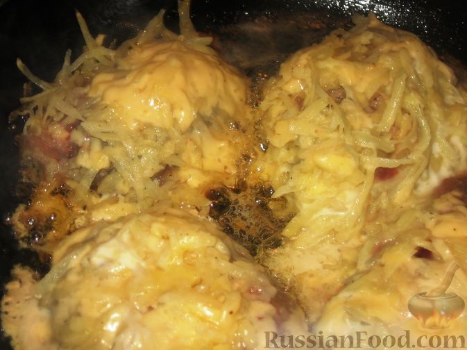 Фото приготовления рецепта: Куриный суп с картофелем и луково-мучной заправкой - шаг №9