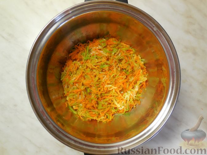 Фото приготовления рецепта: Закусочный рулет из моркови со сливочным сыром и зеленью - шаг №11