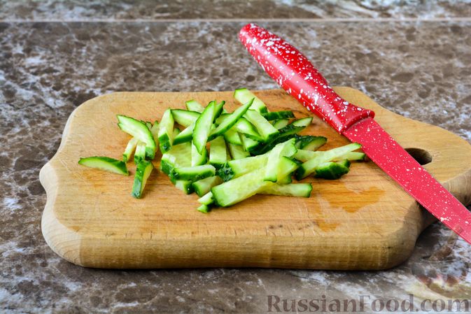 Фото приготовления рецепта: Слоёный салат с курицей, черносливом и орехами - шаг №7
