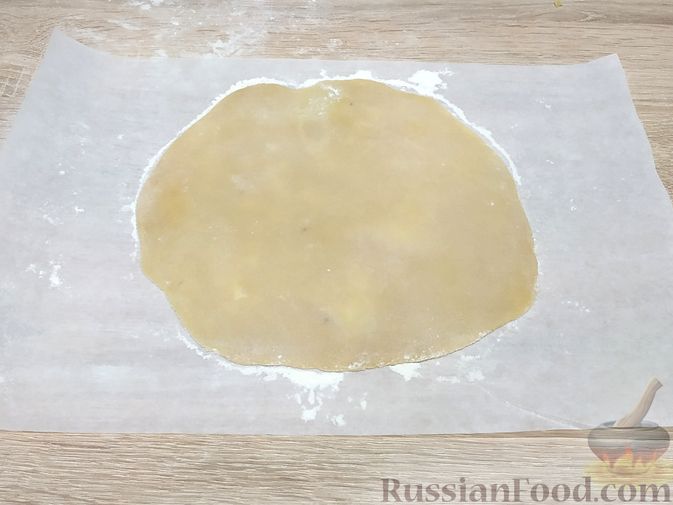 Фото приготовления рецепта: Закусочный рулет из моркови со сливочным сыром и зеленью - шаг №15