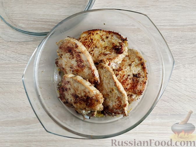 Фото приготовления рецепта: Открытый пирог из песочного творожного теста с яблочно-маковой начинкой - шаг №10
