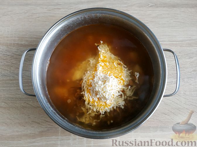 Фото приготовления рецепта: Сырный суп с фаршем - шаг №8