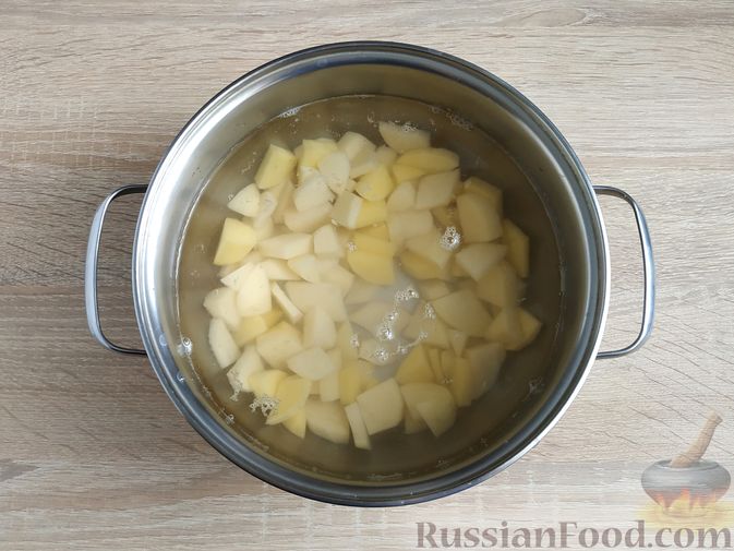 Фото приготовления рецепта: Сырный суп с фаршем - шаг №2