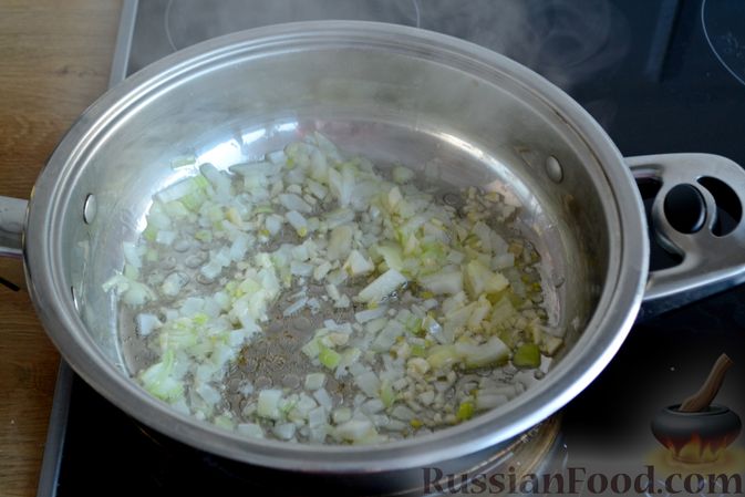 Фото приготовления рецепта: Рисовая каша с апельсином и курагой, на кокосовом молоке - шаг №4