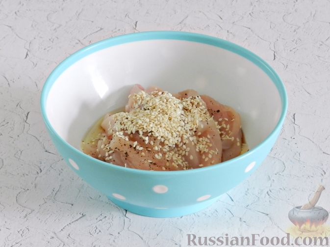 Фото приготовления рецепта: Салат с курицей, сырными шариками и мандаринами - шаг №6