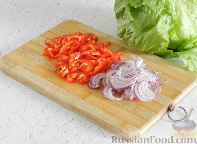 Фото приготовления рецепта: Салат с курицей, сырными шариками и мандаринами - шаг №9