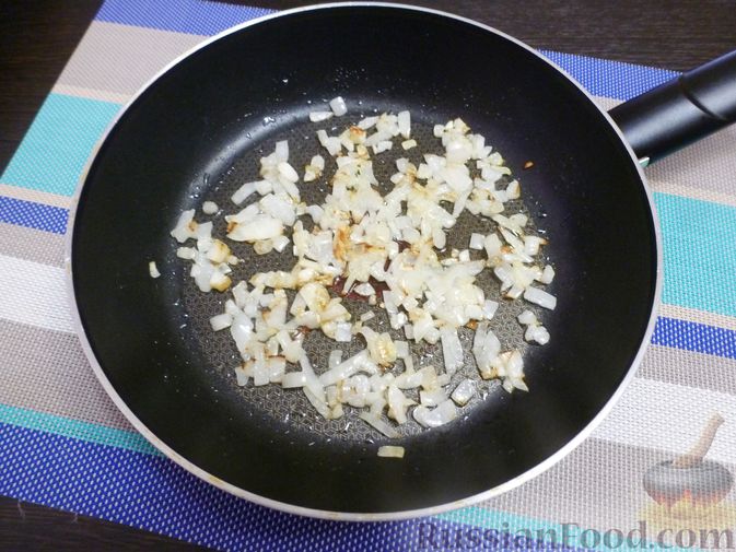 Фото приготовления рецепта: Слоёный салат с курицей, морковью и дайконом - шаг №3
