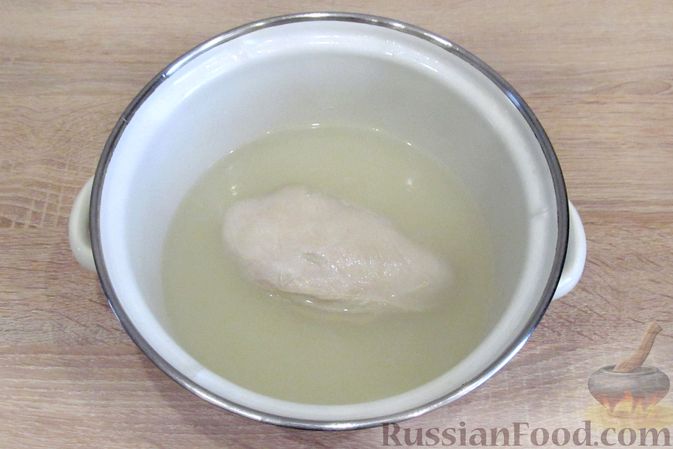 Фото приготовления рецепта: Салат с курицей, пекинской капустой и яблоком - шаг №2