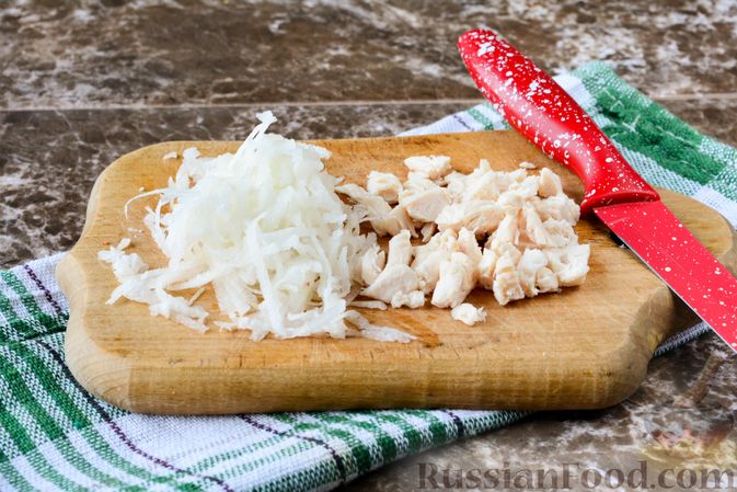 Фото приготовления рецепта: Слоёный салат "Белый" с курицей, фасолью и рисом - шаг №3
