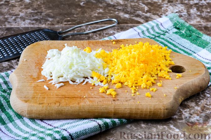 Фото приготовления рецепта: Слоёный салат "Белый" с курицей, фасолью и рисом - шаг №4
