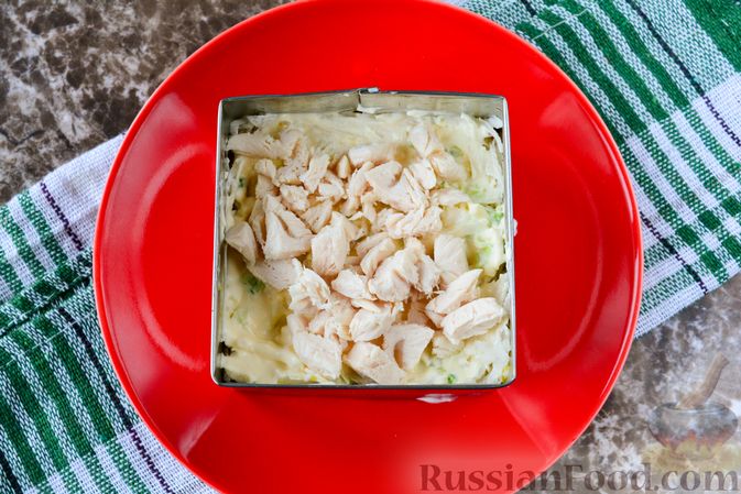 Фото приготовления рецепта: Слоёный салат "Белый" с курицей, фасолью и рисом - шаг №11