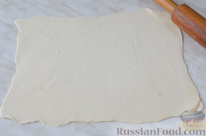 Фото приготовления рецепта: Закусочные пирожки из слоёного теста с мясной начинкой - шаг №9