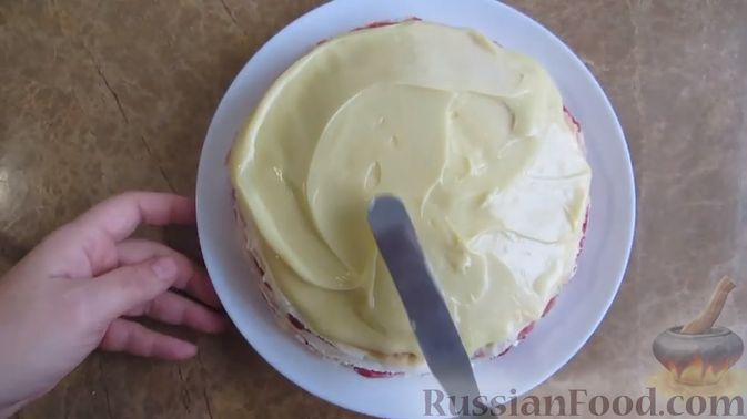 Фото приготовления рецепта: Блинный торт с клубникой и творогом - шаг №16