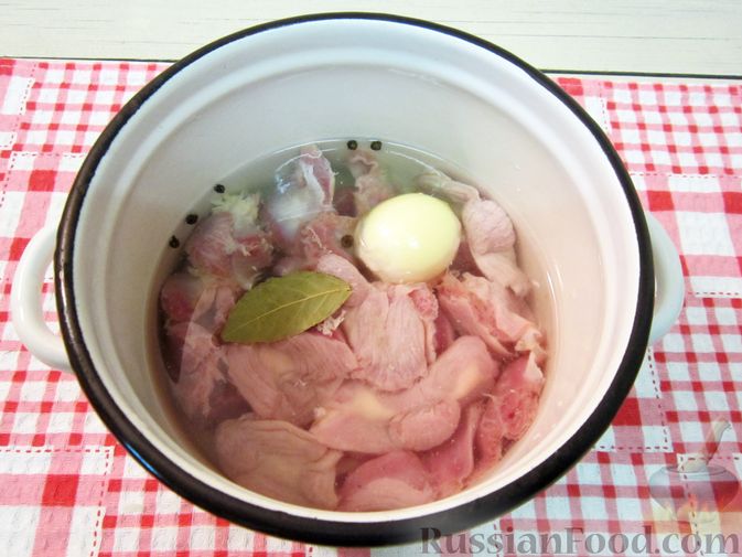Фото приготовления рецепта: Салат из редьки, лука и куриных желудков - шаг №2