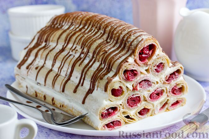 Фото к рецепту: Блинный торт со сметанным кремом и вишней