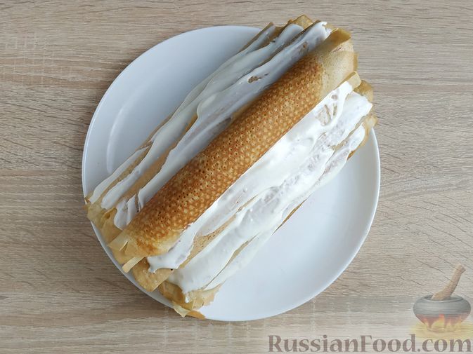 Фото приготовления рецепта: Блинный торт со сметанным кремом и вишней - шаг №15