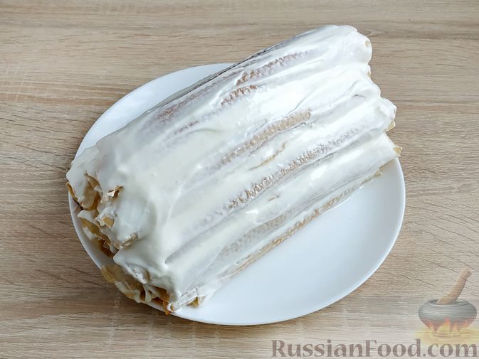 Фото приготовления рецепта: Блинный торт со сметанным кремом и вишней - шаг №16