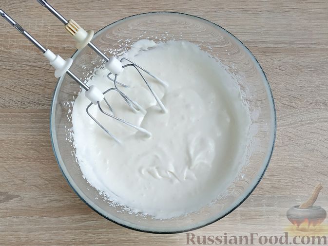 Фото приготовления рецепта: Блинный торт со сметанным кремом и вишней - шаг №6