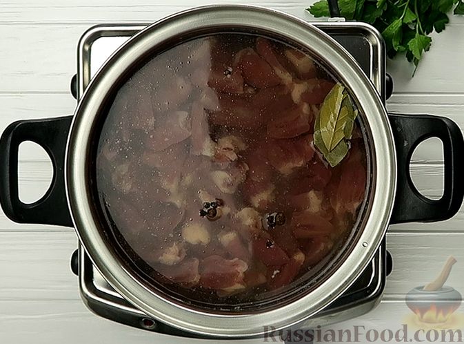 Фото приготовления рецепта: Рассольник "Кубанский" с куриными сердечками и фасолью - шаг №7