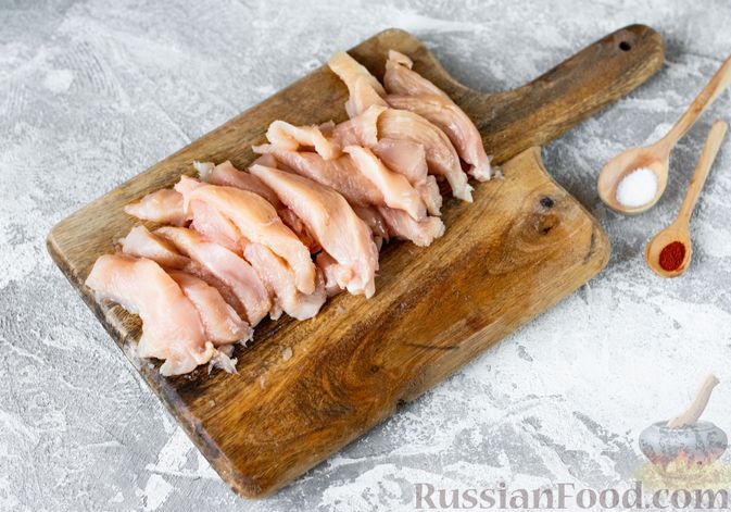 Фото приготовления рецепта: Салат с курицей, кускусом, нутом и сельдереем - шаг №2