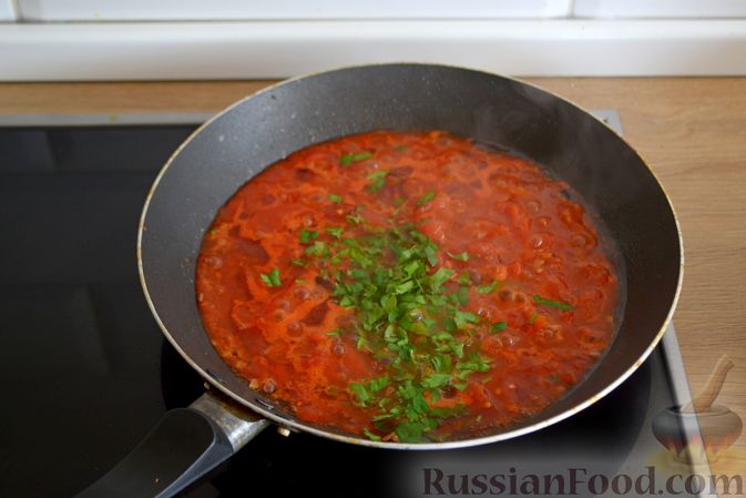 Фото приготовления рецепта: Кальмары в остром томатном соусе - шаг №7