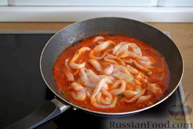 Фото приготовления рецепта: Кальмары в остром томатном соусе - шаг №8