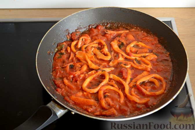 Фото приготовления рецепта: Кальмары в остром томатном соусе - шаг №9