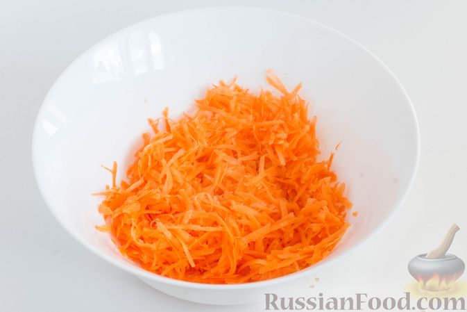 Фото приготовления рецепта: Салат из моркови с яблоком, орехами и вяленой клюквой - шаг №2