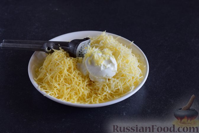 Фото приготовления рецепта: Запечённый картофель со сметаной и сыром - шаг №5