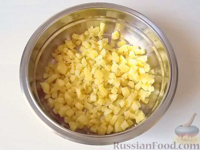 Фото приготовления рецепта: Салат с сельдереем, огурцом, картофелем и виноградом - шаг №3