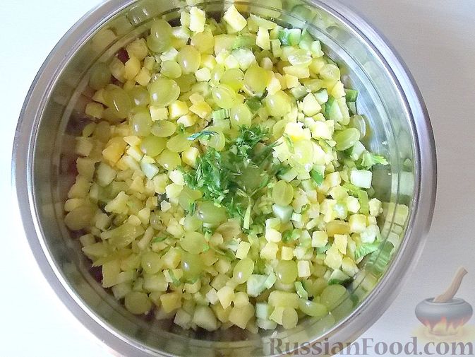 Фото приготовления рецепта: Салат с сельдереем, огурцом, картофелем и виноградом - шаг №7